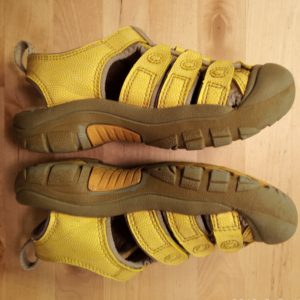 KEEN Newport Metallic Yellow Sandals Kids Size 10 - Picture 4 of 8